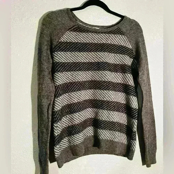 J. Crew Gray Herringbone Scoop Neck Long Sleeve Sweater Size M Merino Wool Blend - Picture 2 of 7